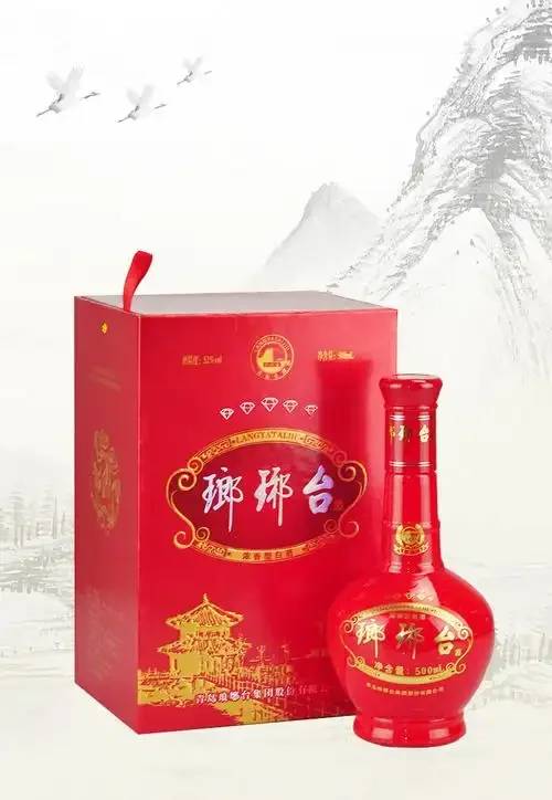 山东白酒品牌展示，包含景芝酒和带有“台”字酒标的山东地方白酒酒瓶，背景为山东风光_1