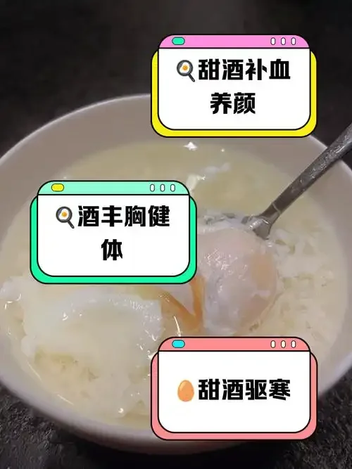 家庭手工腌制咸蛋场景:陶罐、鸡蛋、盐水、香料与一小杯白酒的静物组合_1