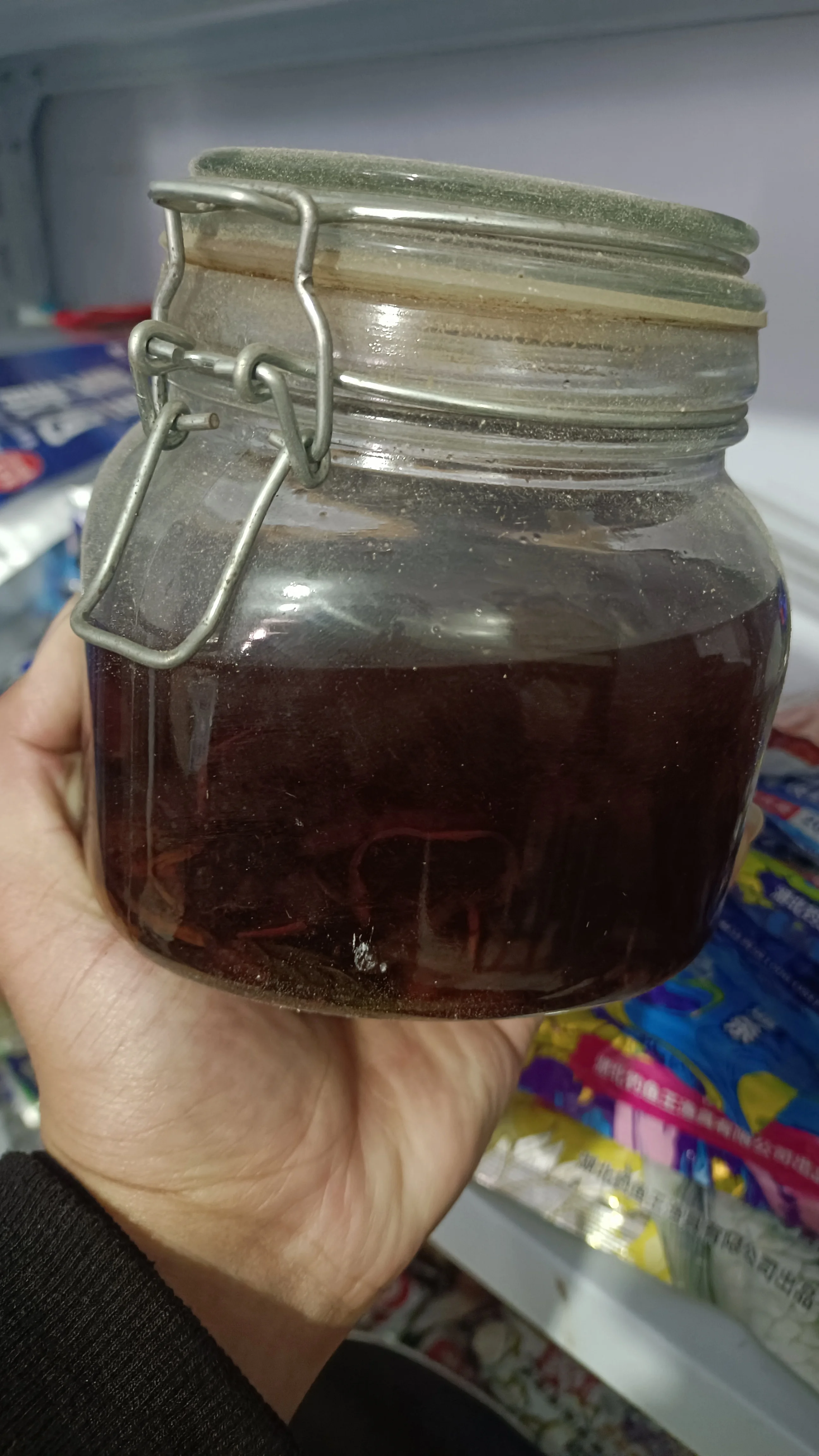 蜂蜜酒家庭酿造现场：发酵罐、原蜜、酵母和工具的特写_1