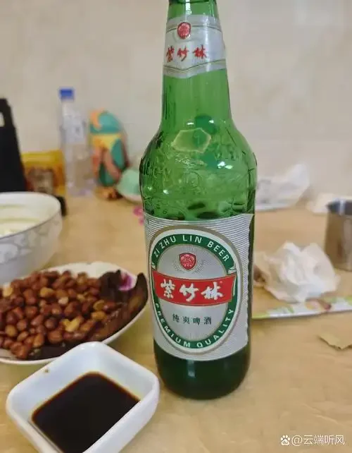 四川精酿啤酒厂内部工作场景，展示发酵设备和本地特色原料_1