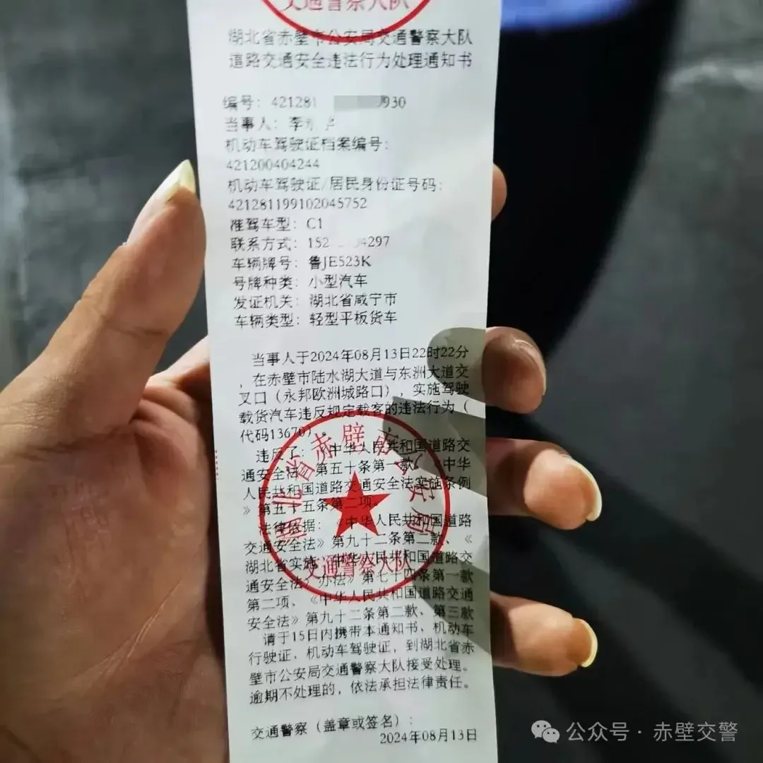 酿酒师正在清洁和准备用于二次酒驾的陶制酒坛_1
