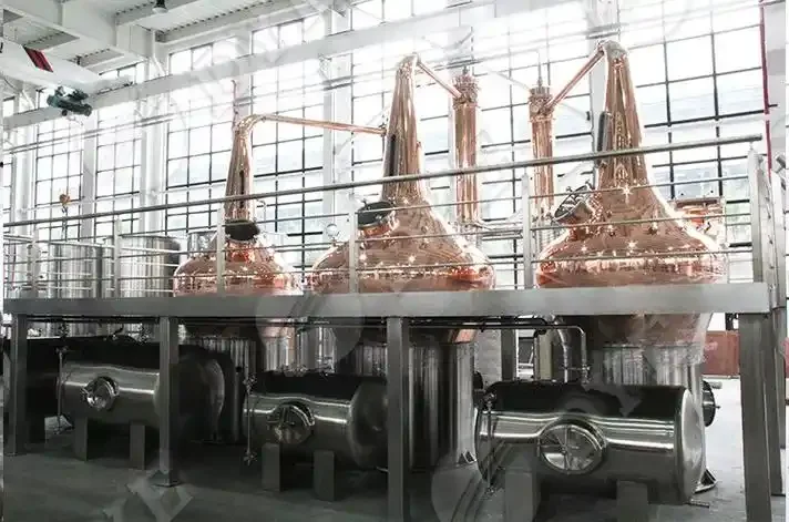 白酒调酒设备工作场景：不锈钢过滤机、玻璃器皿与电子测酒仪在现代化车间中的应用_1