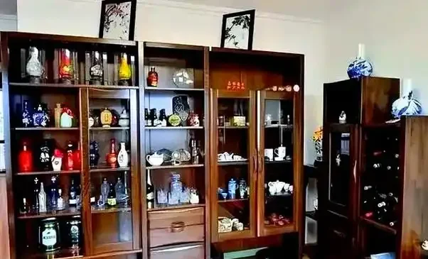 家庭酒柜中正确储存白酒的场景，展示了理想的阴暗、恒温环境。_1