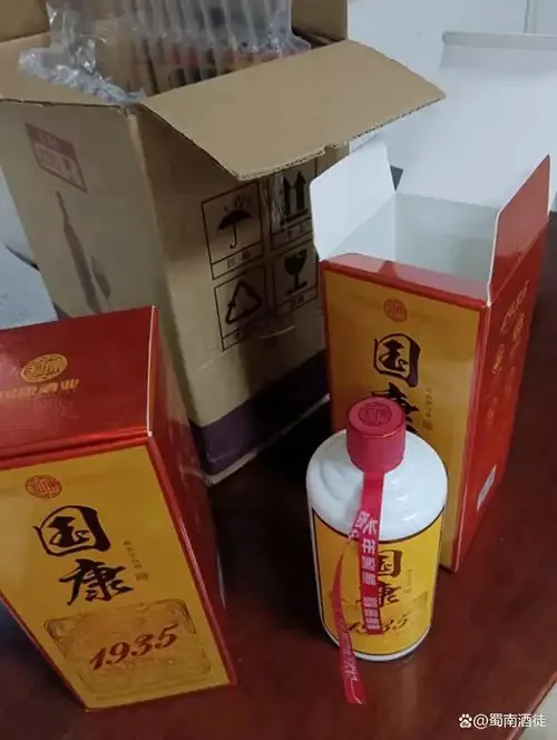 酿酒师在传统酒窖中擦拭陶制酒坛，周围堆满陈年酒坛，展现白酒窖藏的经典场景。_1