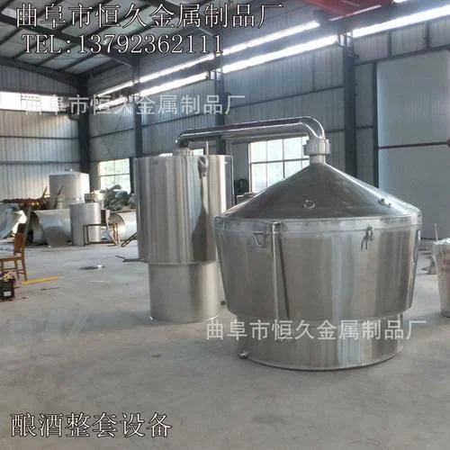 专业酿酒师正在检查不锈钢烧酒设备的冷凝部分，设备工艺精良，细节清晰可见。_1