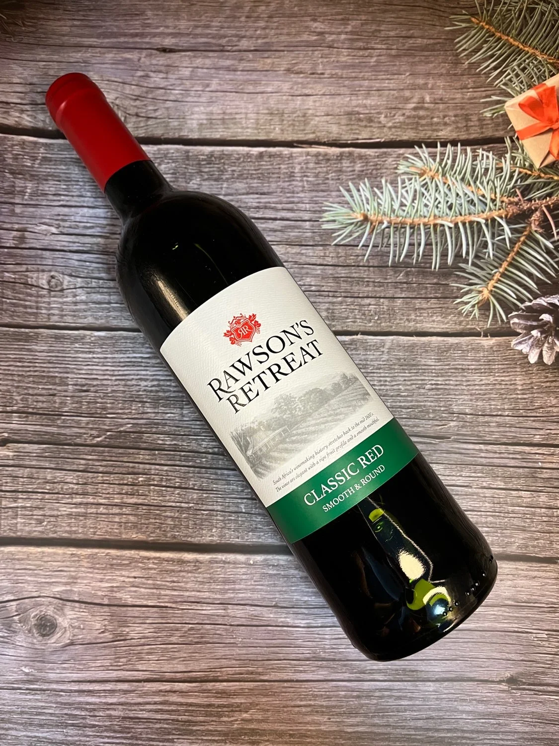 资深酿酒师在酿酒车间检查发酵进程，评估葡萄醪状态_1