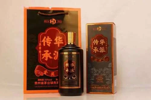 酱香型白酒酿造过程中的高温堆积发酵酒醅特写，可见丰富的微生物菌丝和红高粱原料_1