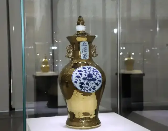 两款不同包装的抚顺清廷贡酒与酿酒原料静物对比图，展现其产品定位的差异。_1