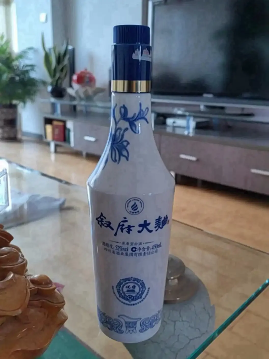 酿酒师傅正在检查陶缸中固态发酵的粮食，旁边摆放着用于酿酒的不同谷物，展示了纯粮白酒酿造的核心环节。_1
