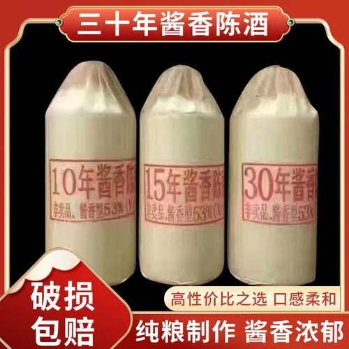 酿酒师正在酱香型白酒酿造车间进行下沙工序_1