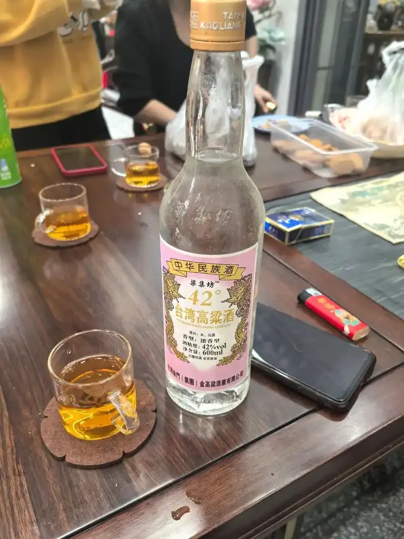 酿酒师在作坊中使用qxfj0009s酒曲进行粮食固态发酵的实景展示_1
