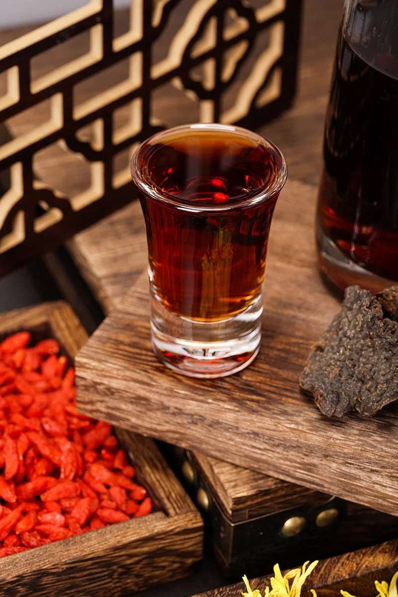 专业家庭酿造场景：透明玻璃瓶中泡制的肉苁蓉酒特写，旁边散落着肉苁蓉切片、电子秤等酿造工具。_1