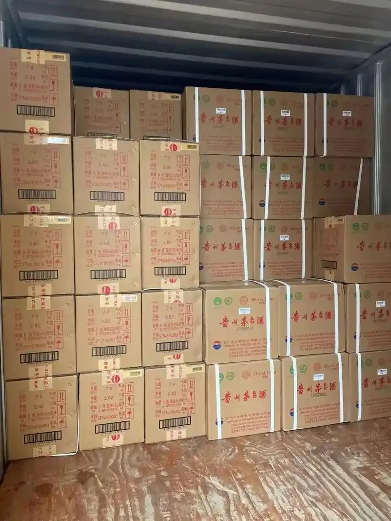 整箱白酒在专业酒窖中妥善储存的示意图，展示原箱存放的理想环境。_1