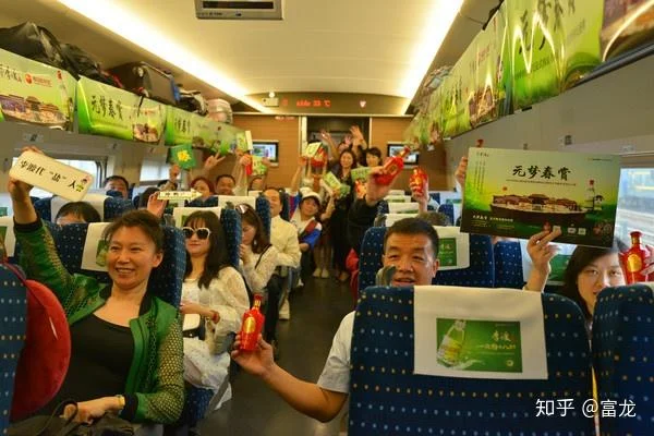 酿酒师在作坊内用不锈钢桶封装散装白酒，准备装车运输，场景专业而真实_1