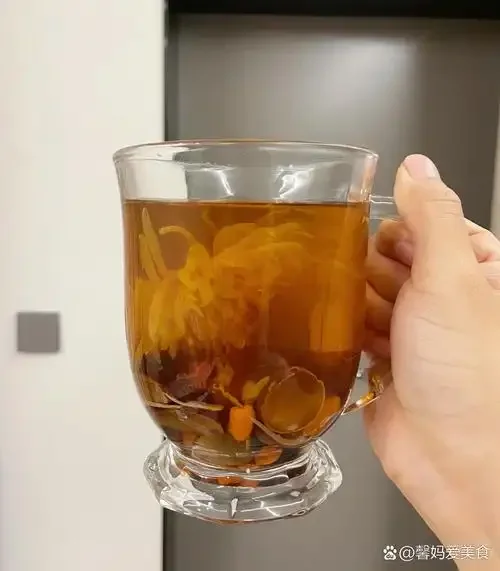 一朵云泡酒成品展示：清澈酒液中舒展的阴地蕨与红枸杞_1