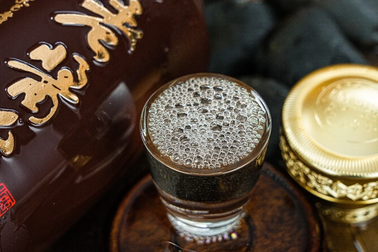 酿酒师在车间内检查酱香酒酒醅，评估其发酵状态和气味_1