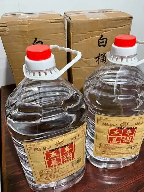 家庭大桶纯粮食酒发酵过程实拍，展示发酵容器和粮食原料_1