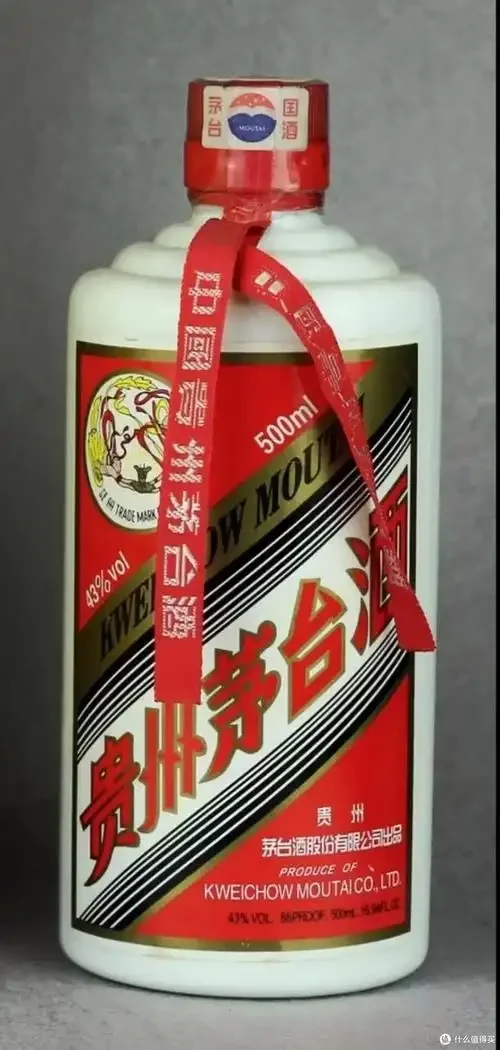 经典老酒收藏展示：红木架上的茅台、五粮液等名酒，标签泛黄，封膜完好，体现岁月与价值。_1