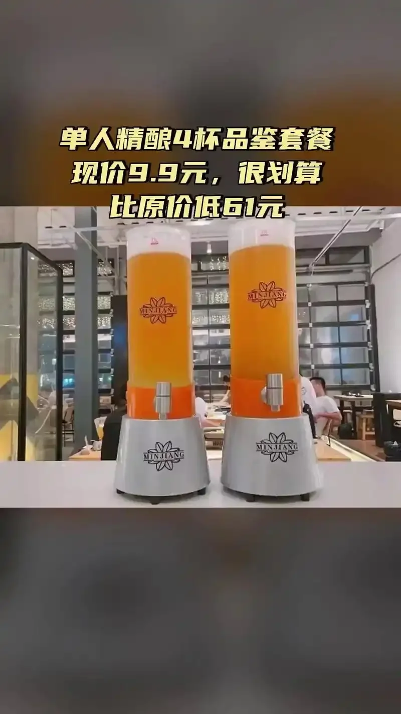 小型精酿啤酒工坊内部，展示不锈钢发酵罐、麦芽及酿造工具的专业工作场景_1