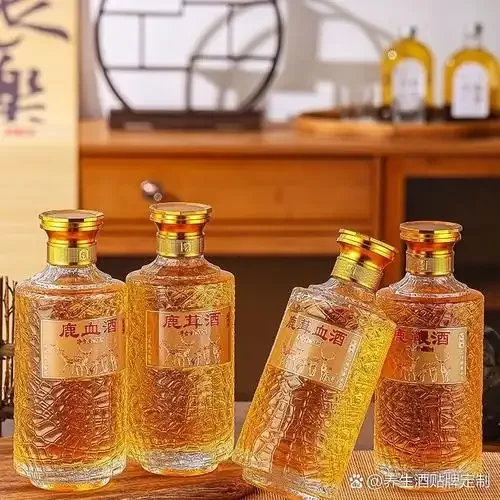 酿酒师工作台:玻璃罐中正在浸泡的养生酒,内含枸杞红枣等材料,旁边散落着新鲜食材和笔记_1