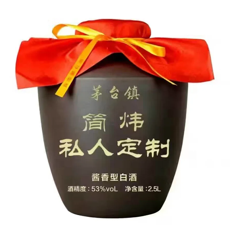 酿酒师亲手将优质高粱倒入酒甑，准备开始私人订制纯粮酒的酿造过程_1