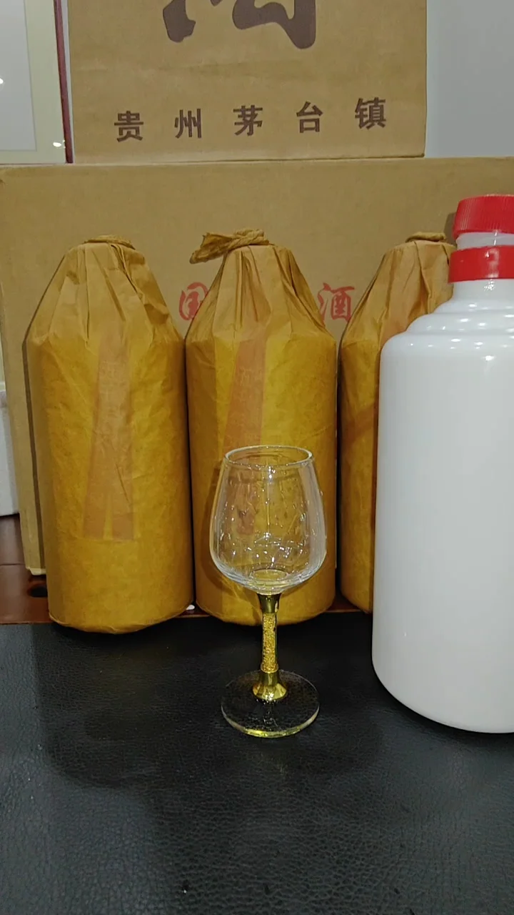 茅台镇传统酒坊内景：工人正从木甑中取出蒸煮好的红缨子高粱，蒸汽氤氲，背景是古老的发酵泥窖。_1