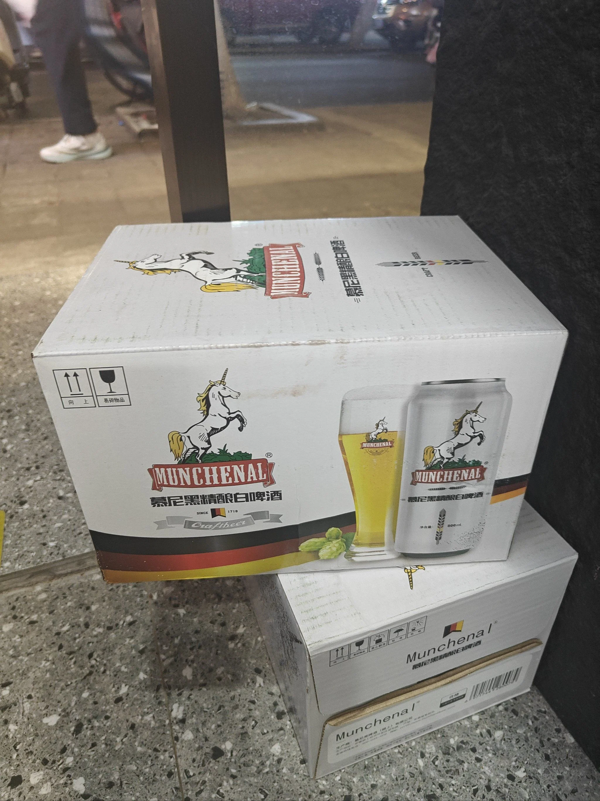 家庭精酿啤酒制作场景：发酵罐中的麦芽汁正在活跃发酵，旁边摆放着各种酿造原料和工具。_1