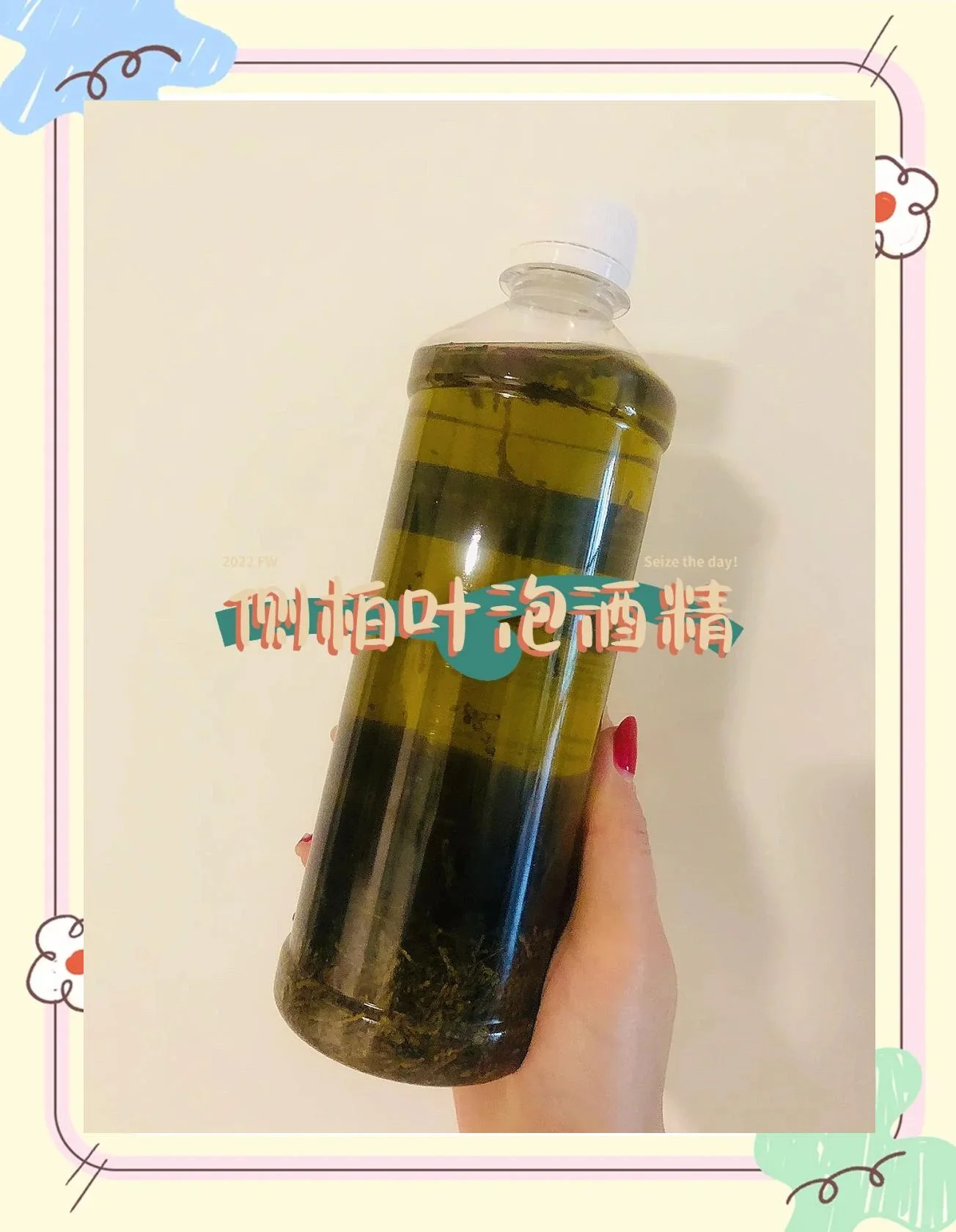 家庭自制酒精展示：透明玻璃瓶中的清澈酒精，旁边是粮食原料和小型铜蒸馏器部件。_1