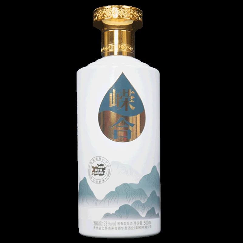 资深酿酒师在传统酱香白酒窖池旁检查堆积发酵酒醅的温度与湿度_1