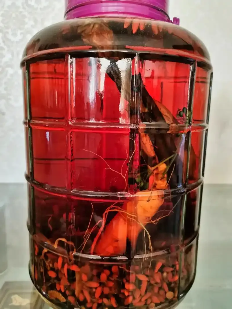 资深酿酒师展示三种不同药材配方的泡药酒，并搭配不同基酒，讲解如何选择最合适的白酒进行浸泡。_1