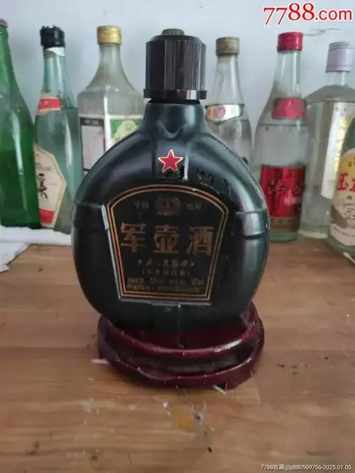 军用水壶酒酿造场景：木桌上散落着粮食、军绿色水壶及蒸馏器配件，展示家庭酿酒的核心物料。_1