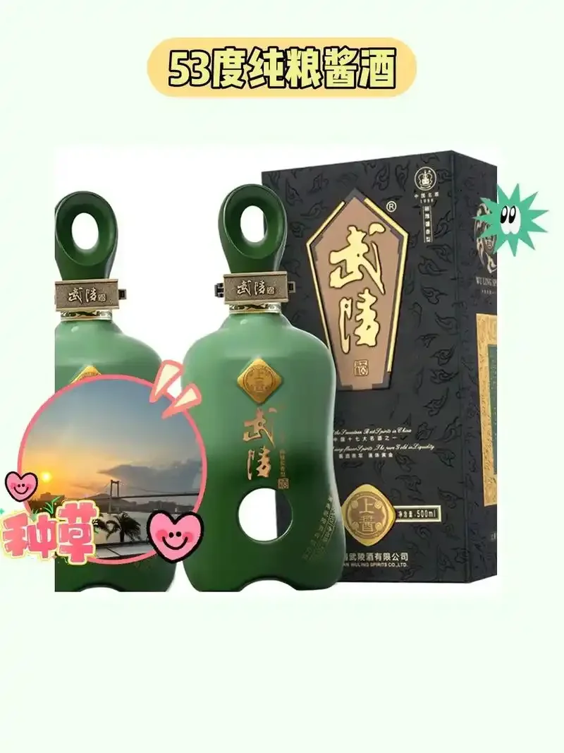 酿酒师将高粱小麦玉米三粮混合入甑，传统酿造场景_1
