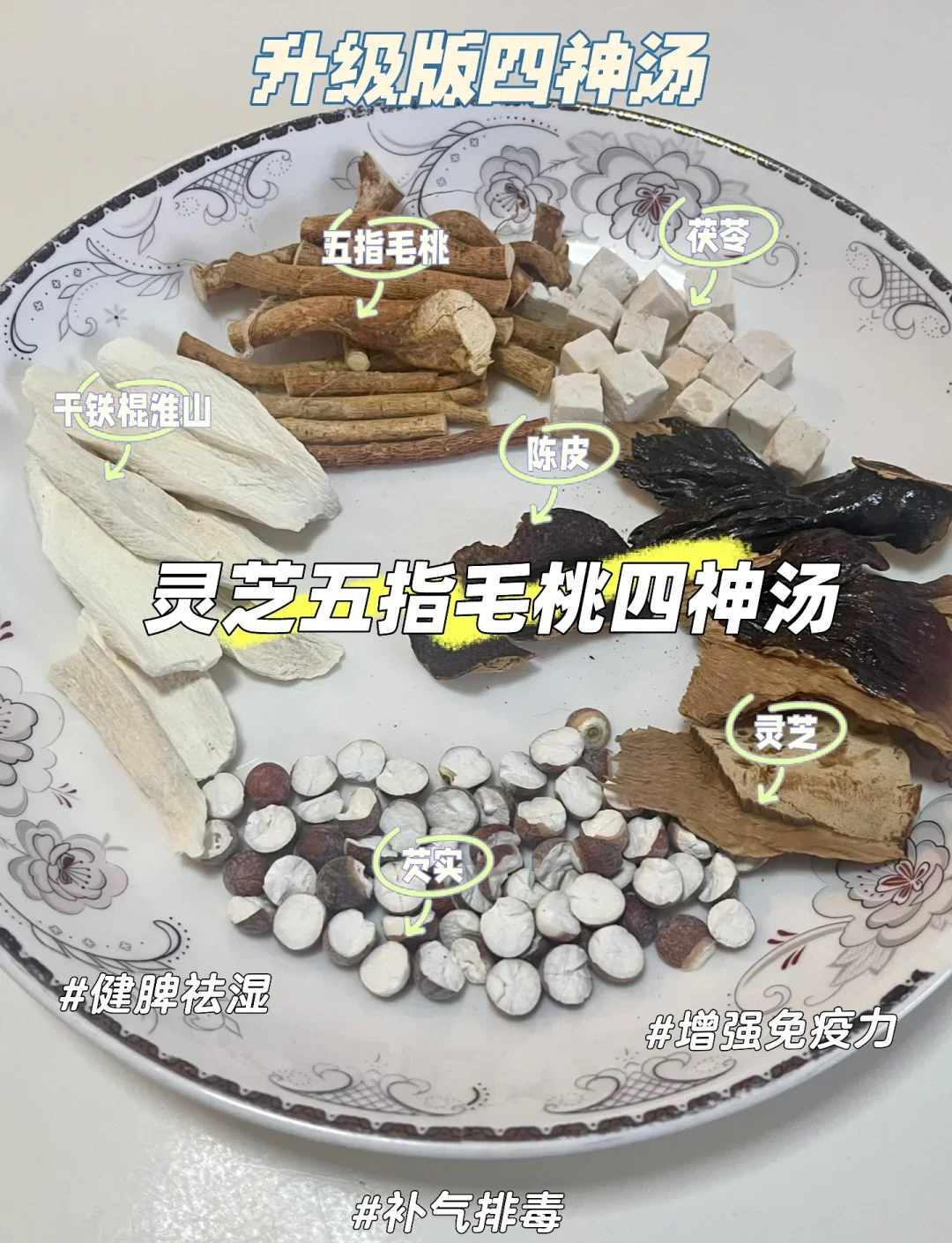 酿酒师展示将灵芝放入透明玻璃酒坛的步骤，用于说明灵芝泡酒的正确方法_1