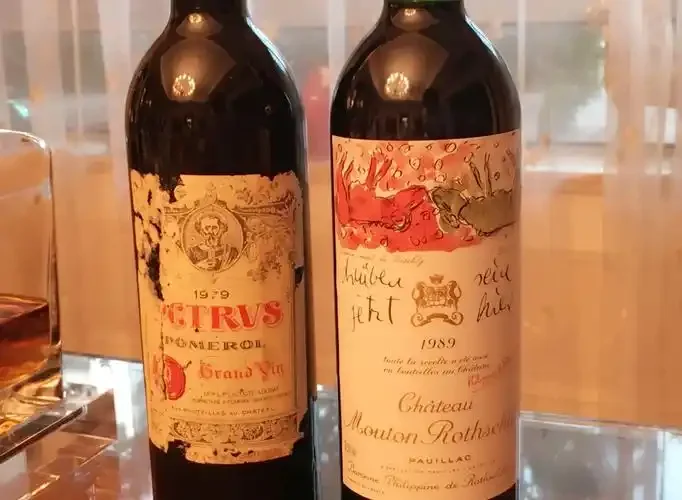 酿酒师在酒窖中品鉴法柏图干红葡萄酒，展示其深邃的色泽与挂杯_1