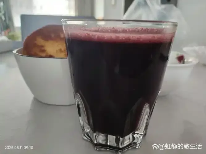 桑葚酒太甜调整：工作台上摆着深红色桑葚酒、量筒和新鲜桑葚，背景是酿酒工具。_1