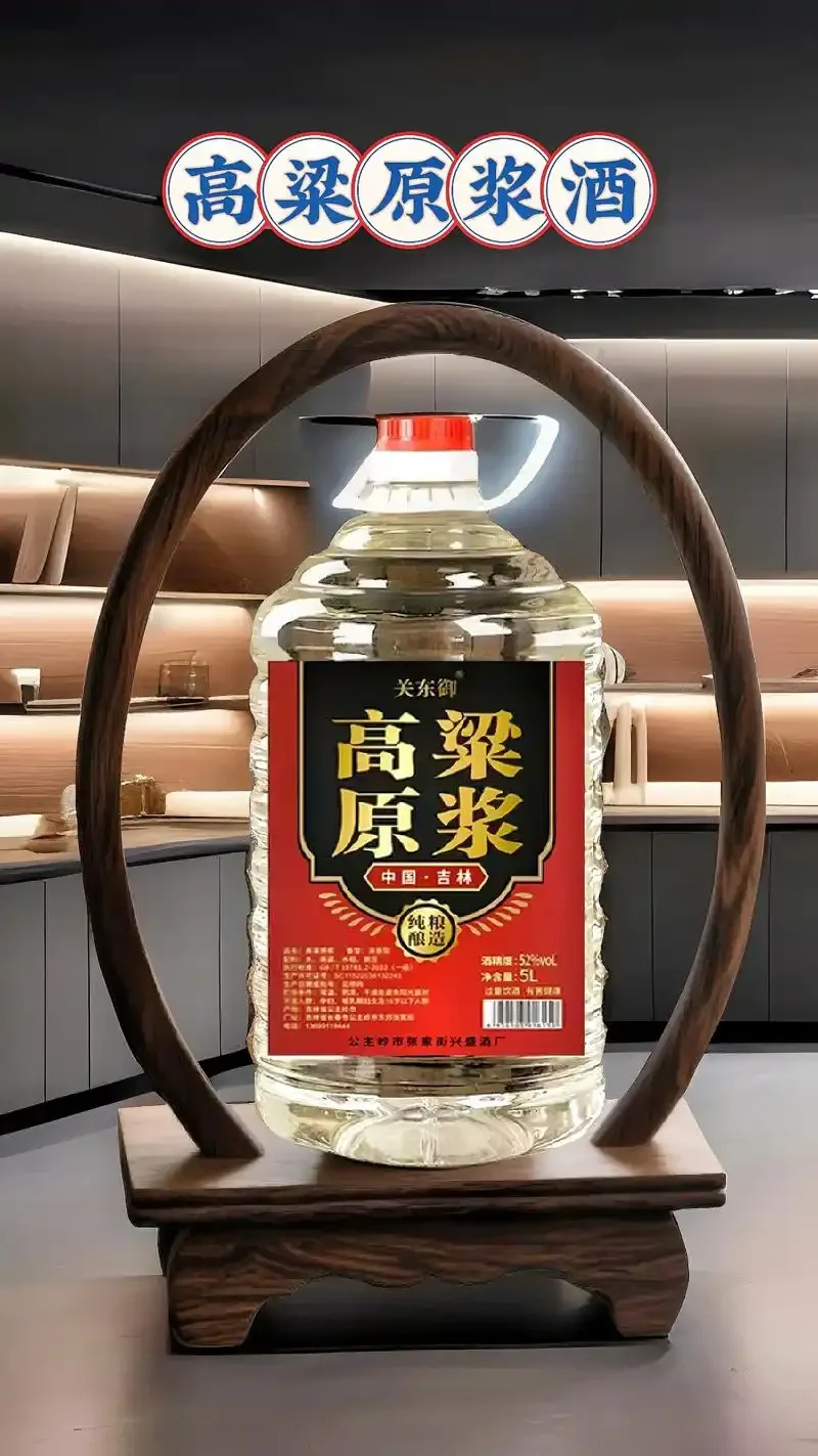 酿酒师正在仔细检查和清洁用于酿造白酒的粗陶发酵桶_1