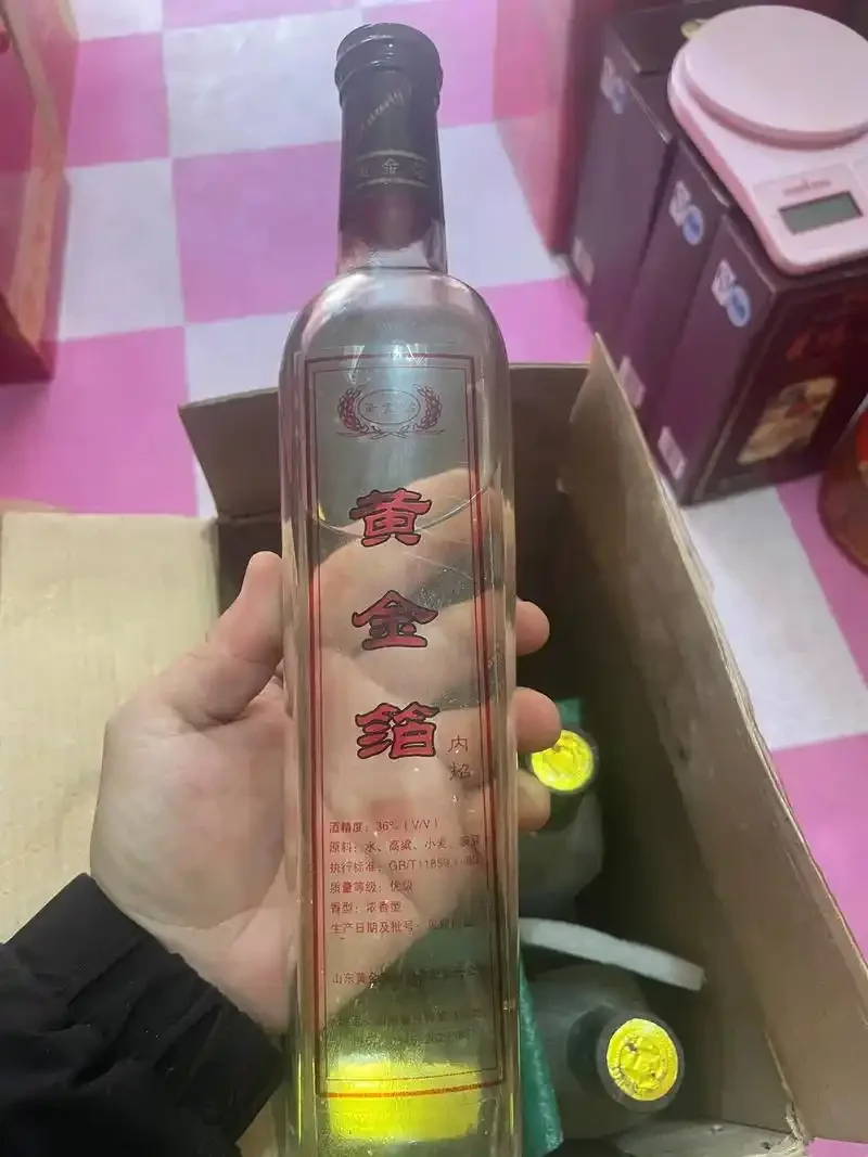一杯青稞金箔酒特写,金箔在酒液中悬浮闪烁,背景是青稞原料和陶坛。_1