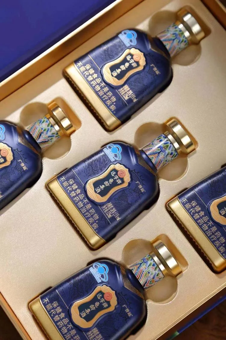 南楼山传统酿酒工坊内景，师傅们正在处理药材，准备用于酿造龟龄集酒等传统露酒_1