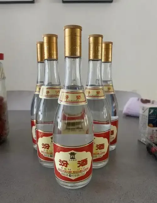 黄盖玻汾53度酒瓶与酿造原料高粱、大麦、豌豆的特写照片_1