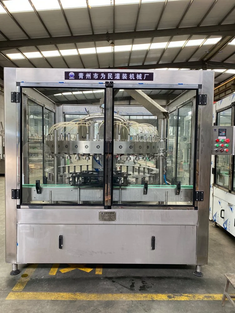 酿酒师在工厂车间内仔细检查不锈钢啤酒发酵罐的焊接工艺细节_1