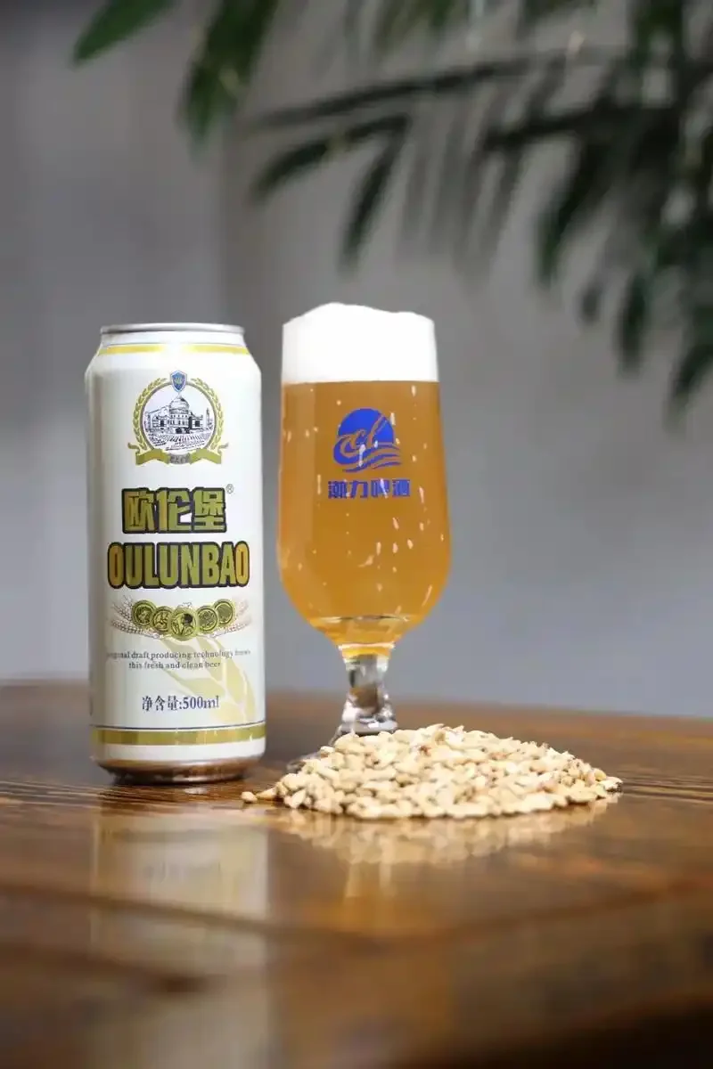 酿酒师在内蒙古草原背景下手持一杯特色精酿啤酒_1