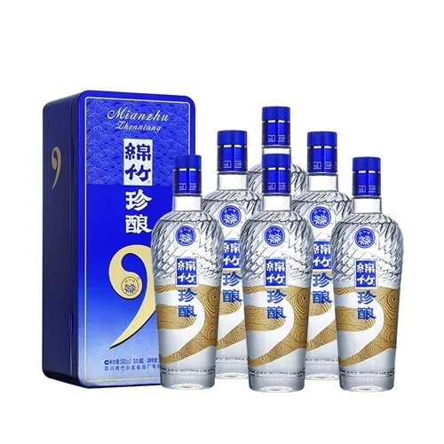 酿酒师在传统浓香型老窖池旁翻动酒糟，展现纯粮固态酿造的核心环节_1