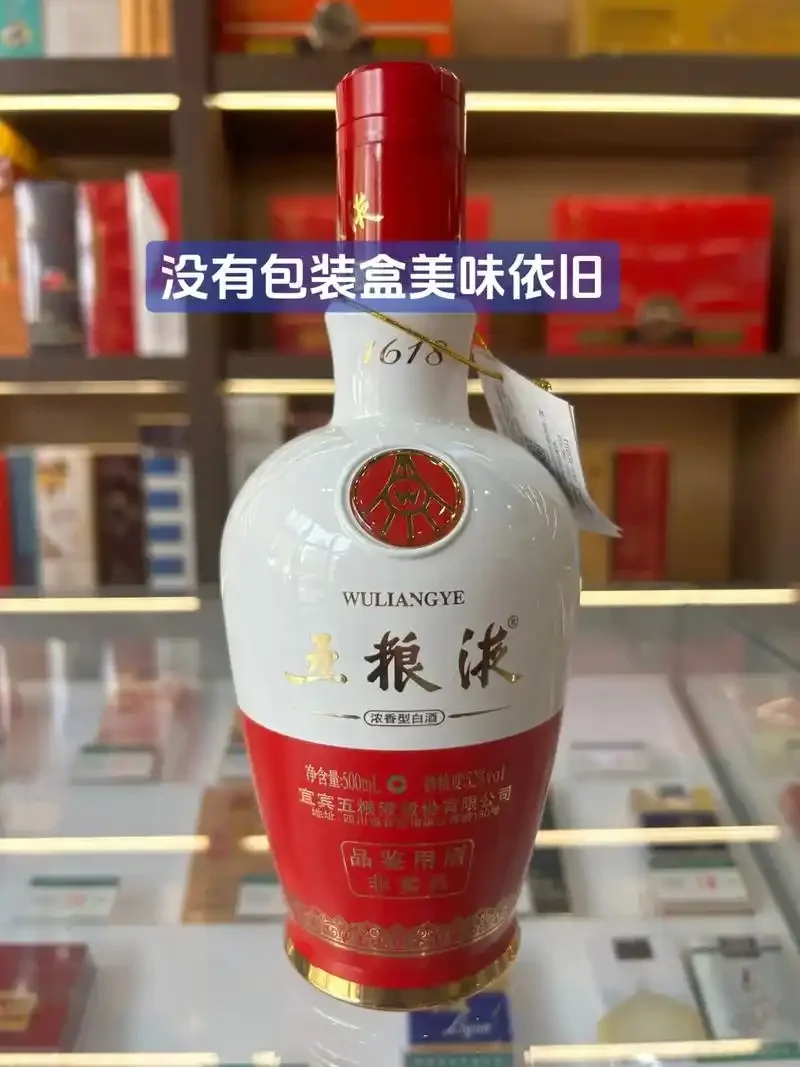 酿酒师工作台俯拍：陶坛、品酒杯与品鉴笔记，展现专业品鉴场景_1