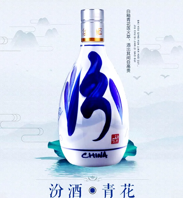 一杯纯净的清香型白酒特写，背景为传统酿酒陶坛_1