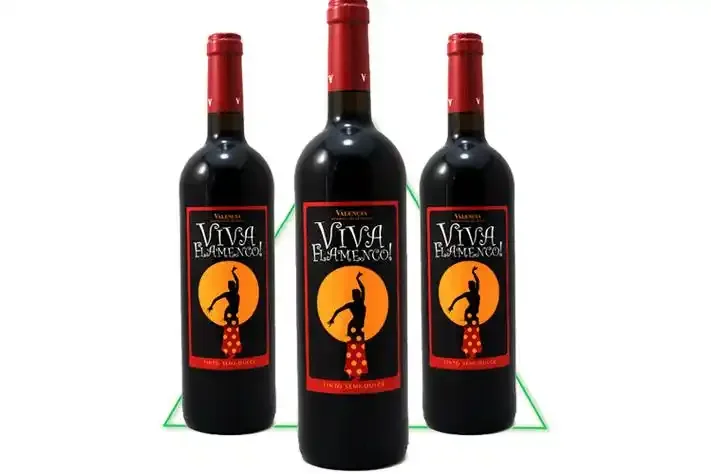 一杯深宝石红色的波特甜红葡萄酒及酿酒葡萄、酒瓶静物组合，展示波特酒的经典色泽与原料_1