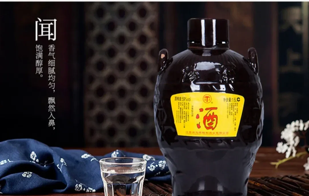 酿酒师在检查发酵失败的物料，思考“无酒”问题的原因_1