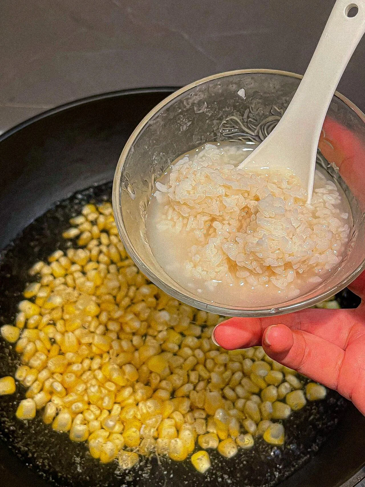 家庭玉米米酒酿造过程：金黄色玉米在玻璃罐中发酵的特写_1