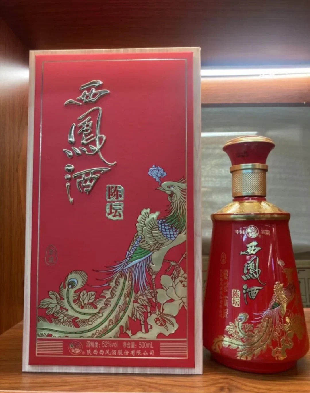 酿酒师在传统酒窖中观察不同年份的凤香型白酒陈化状态_1