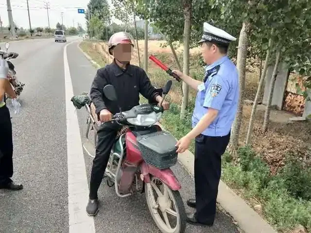 路边被遗弃的摩托车头盔和空酒瓶，警示酒后驾驶的危险后果_1