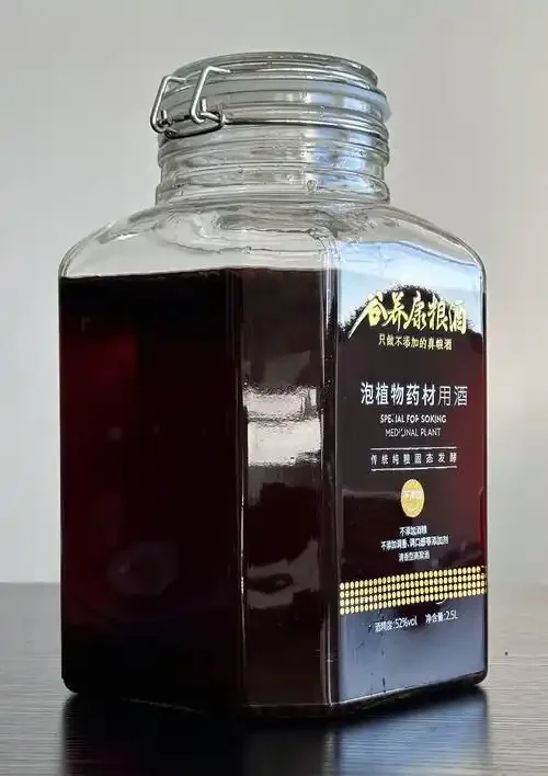 一个透明泡酒罐，里面泡着人参和枸杞，旁边放着52度纯粮白酒瓶，展示泡药酒的正确选择。_1